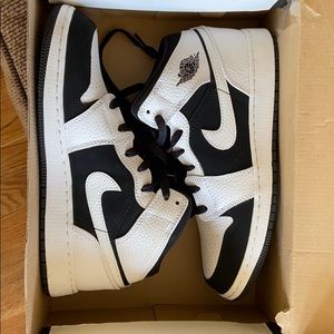 Air jordan 1s mids black/white size 6 1/2